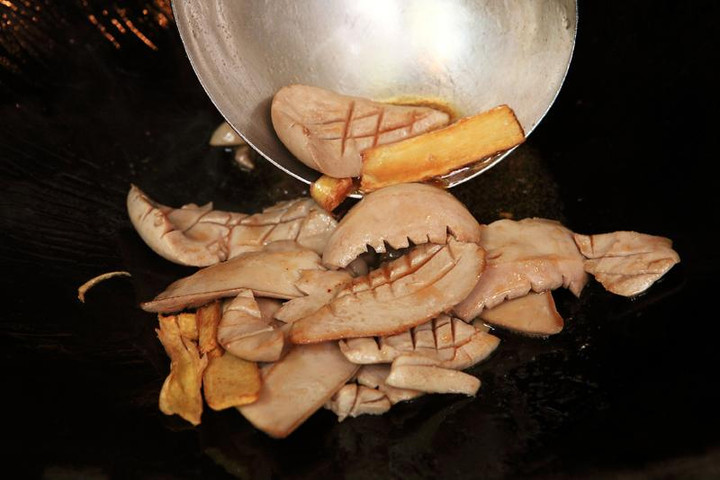 Gừng là gia vị không thể thiếu khi làm món cật. (Ảnh: Food.ltn)