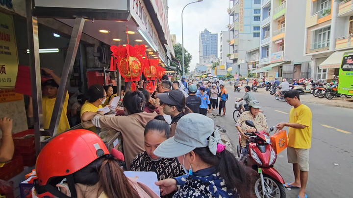 Nơi vắng khách, nơi xếp hàng cả tiếng mới mua được bánh trung thu ở TP.HCM