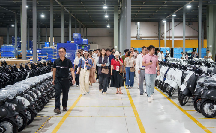 Đại diện nhà phân phối thăm nhà máy sản xuất xe máy điện VinFast tại Hải Phòng hôm 15/9.