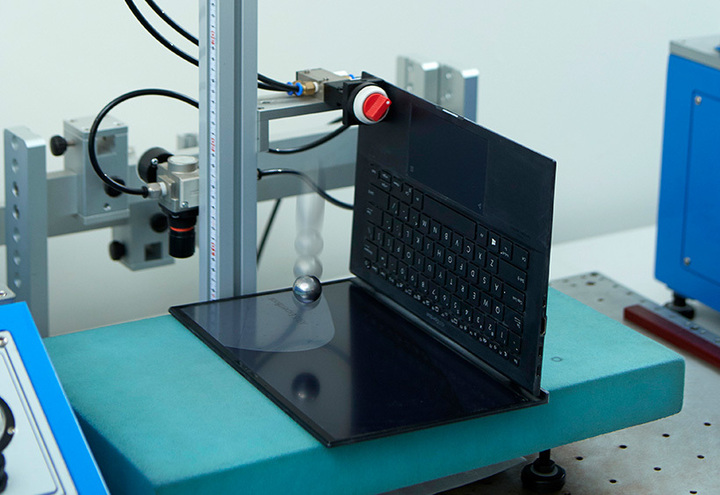 Bài test vật nặng rơi vào màn hình.