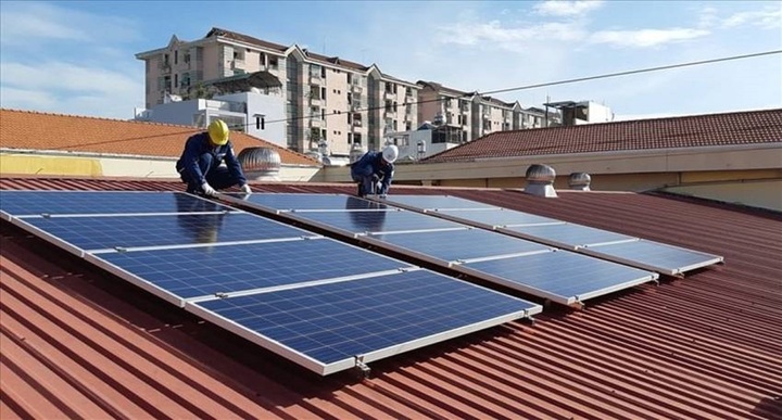 Các chuyên gia và cơ quan chức năng khẳng định, việc lắp điện mặt trời mái nhà cần báo cáo với các cơ quan chức năng là cần thiết. (Ảnh minh hoạ).