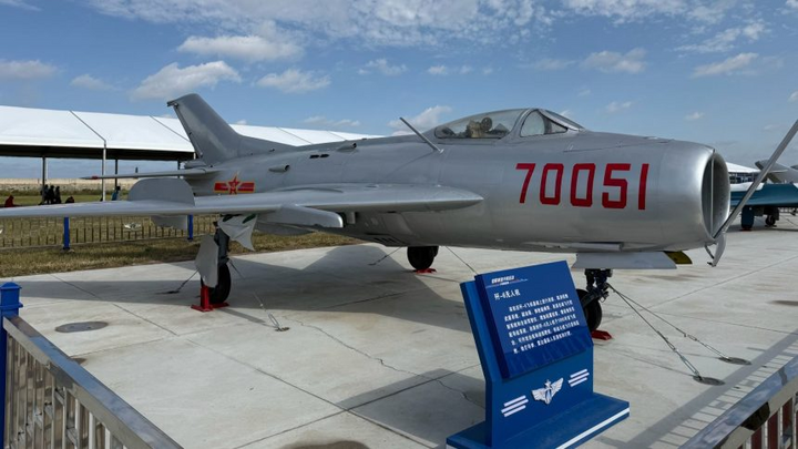 Chiếc J-6 cũ được chuyển đổi thành UAV. (Ảnh: Andreas Rupprecht)