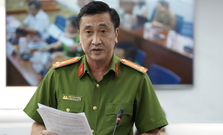 Thượng tá Trần Xuân Phương - Phó Trưởng Phòng Cảnh sát PCCC & CNCH Công an TP.HCM (PC07) thông tin tại họp báo. (Ảnh: K.S)