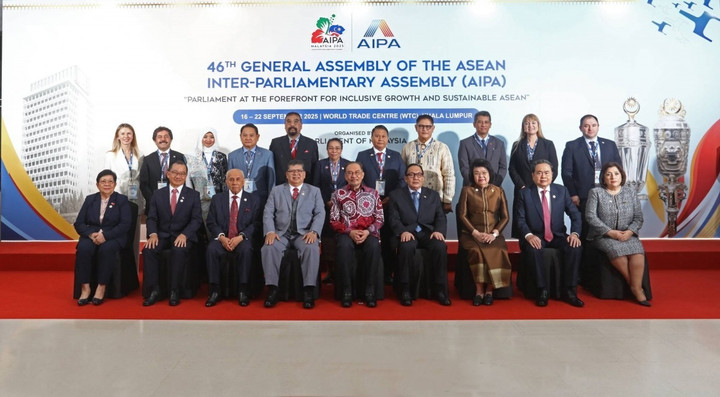 Chủ tịch Quốc hội Trần Thanh Mẫn chụp ảnh cùng các trưởng đoàn