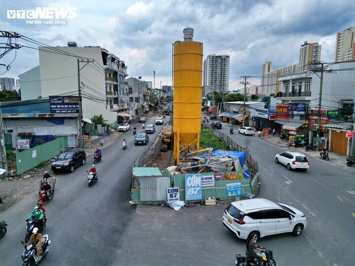 Khởi công từ tháng 4/2015, đến nay dự án nâng cấp, mở rộng đường Lương Định Của vẫn ngổn ngang lô cốt.