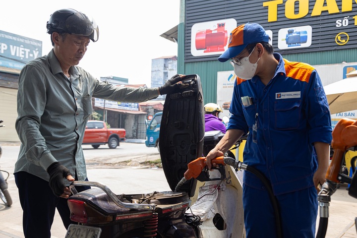 Giá xăng tăng hơn 200 đồng/lít