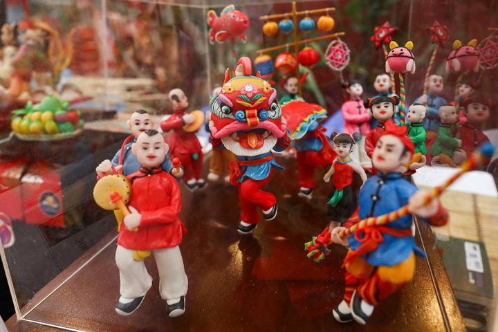 Đồ chơi trung thu thất truyền giá bạc triệu hút khách