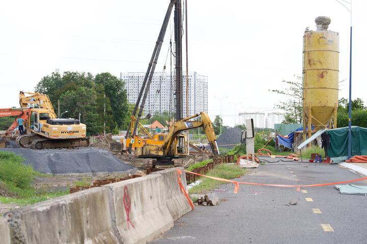 Theo Ban Giao thông TP.HCM, nhiều dự án thi công ì ạch do vướng giải phóng mặt bằng, biến động chi phí bồi thường.