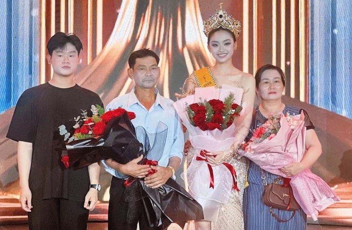Gia đình Yến Nhi hạnh phúc khi con gái đăng quang hoa hậu.