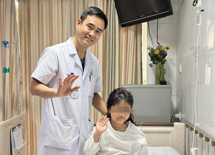 Tuổi thơ không thể đứng dậy và kỳ tích hồi sinh của bé gái mắc viêm xương