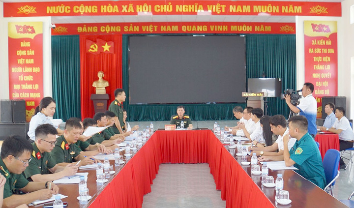 Đại tá Bùi Xuân Thắng - Chỉ huy trưởng Bộ Chỉ huy quân sự TP Hải Phòng làm việc với lãnh đạo UBND xã Kiến Hải về tình trạng khai thác cát, an ninh trật tự khu vực cửa sông Văn Úc.