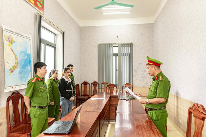 Cơ quan Công an tỉnh Lâm Đồng tống đạt các quyết định khởi tố đối với Hương. Ảnh: Cơ quan chức năng cung cấp