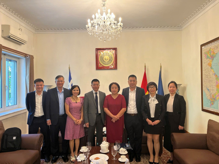 Đoàn công tác làm việc tại Đại sứ quán Việt Nam tại Hy Lạp.