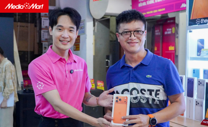 Những chiếc iPhone 17 đầu tiên từ MediaMart đến tay khách hàng - 2