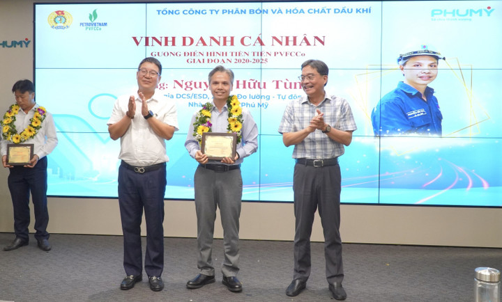 Anh Nguyễn Hữu Tùng – Kỹ sư Xưởng Đo lường Tự động hoá - gắn bó với nhà máy từ những ngày đầu, được tuyên dương vì có nhiều sáng kiến cải tiến đóng góp cho đơn vị.