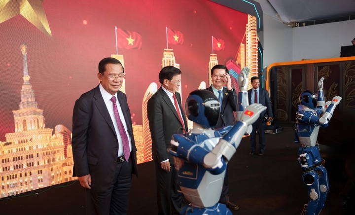 Đoàn lãnh đạo cấp cao của Lào và Campuchia giao lưu trực tiếp với robot hình người “Make in Vietnam” của Tập đoàn Vingroup.