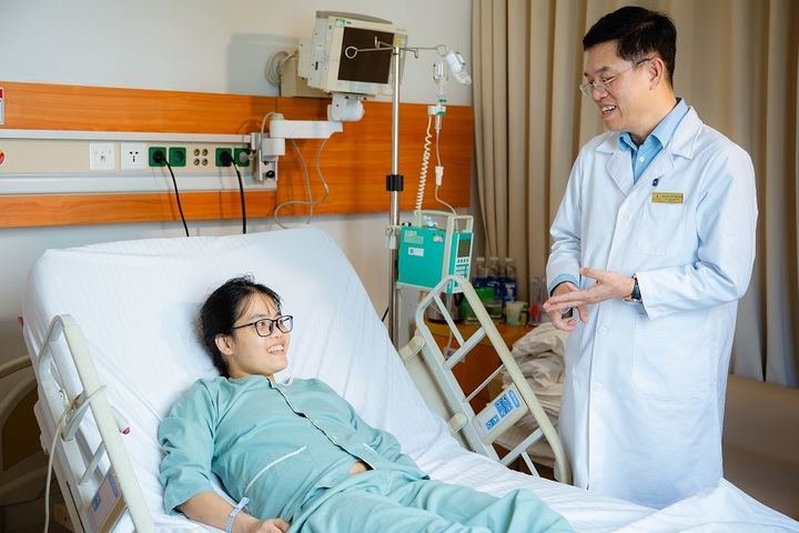 Bác sĩ Lê Văn Thành trò chuyện vui vẻ với bệnh nhân Dương Thị Mến sau ca ghép gan thành công.