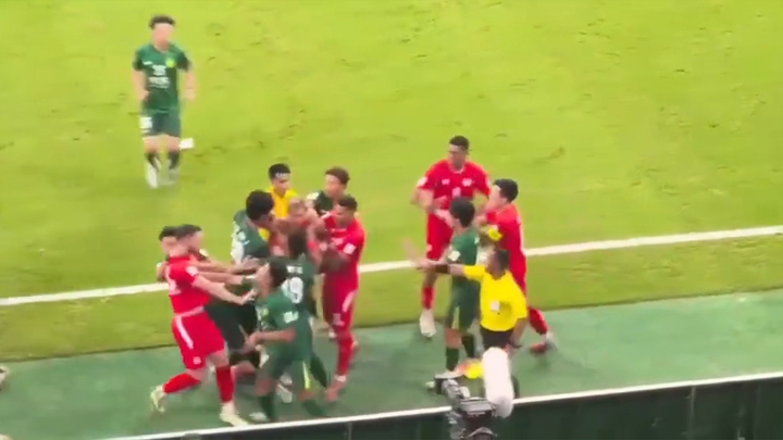 Cầu thủ CAHN và Beijing Guoan đánh nhau trên sân.