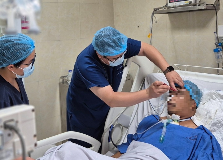 Bác sĩ kiểm tra sức khoẻ cho bệnh nhân.