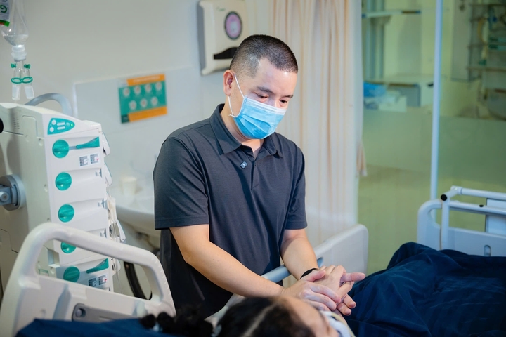 Chồng chia đôi lá gan cứu vợ