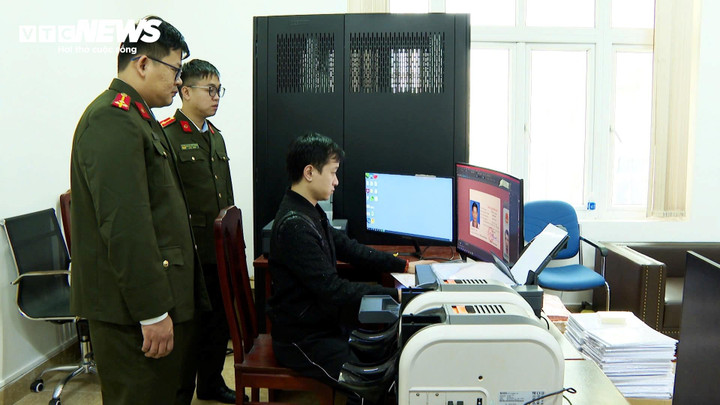 Cán bộ An ninh đang yêu cầu Phạm Duy Phú thực nghiệm lại cách thức in ấn, làm giả giấy tờ.