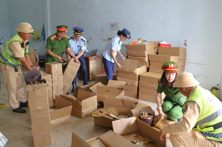 Lực lượng chức năng kiểm tra hàng hóa tại cửa hàng trên đường Cao Xuân Huy (phường Trường Vinh, tỉnh Nghệ An)