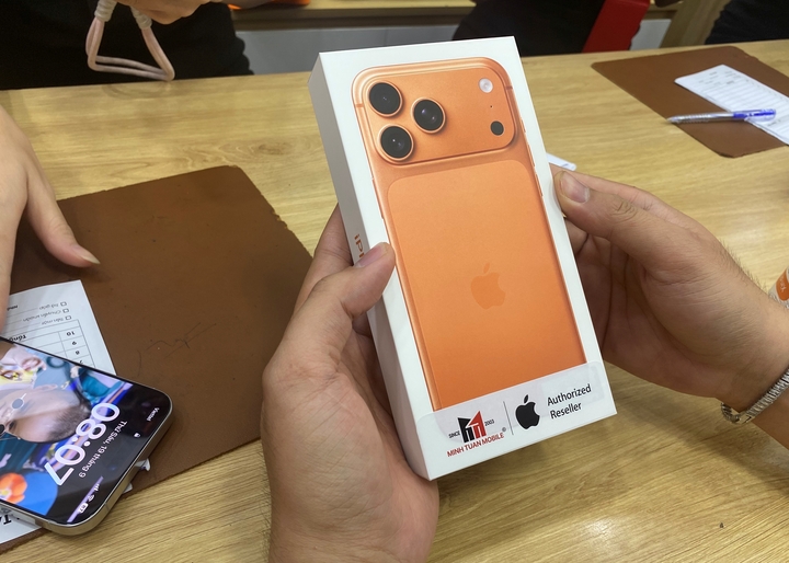 Herr Tai aus dem Bezirk Xuan Hoa packte das iPhone 17 Pro Max um 8:10 Uhr bei Minh Tuan Mobile aus. (Foto: Dai Viet)