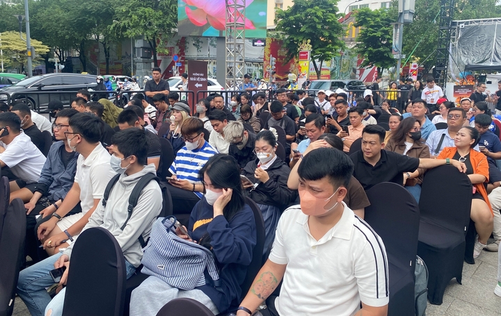 Nach dem Anstehen gehen die Leute in die nächste Runde im Bereich mit Sitzplätzen, um auf die Maschine zu warten. (Foto: Dai Viet)