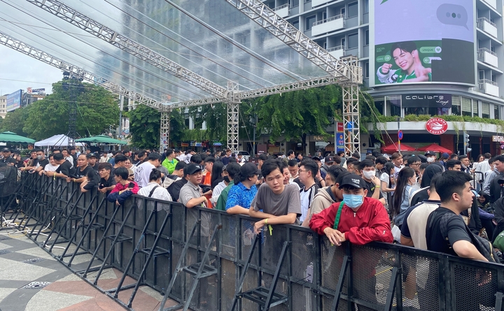 Menschen stehen Schlange, um in der Fußgängerzone Nguyen Hue ein iPhone zu bekommen. (Foto: Dai Viet)
