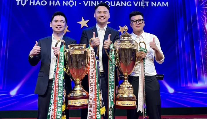 Ông Nguyễn Quốc Tuấn (giữa) chia tay Hà Nội FC.