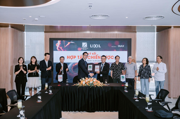 Đại diện hai bên ký thỏa thuận hợp tác chiến lược. (Ảnh: LIXIL Việt Nam)