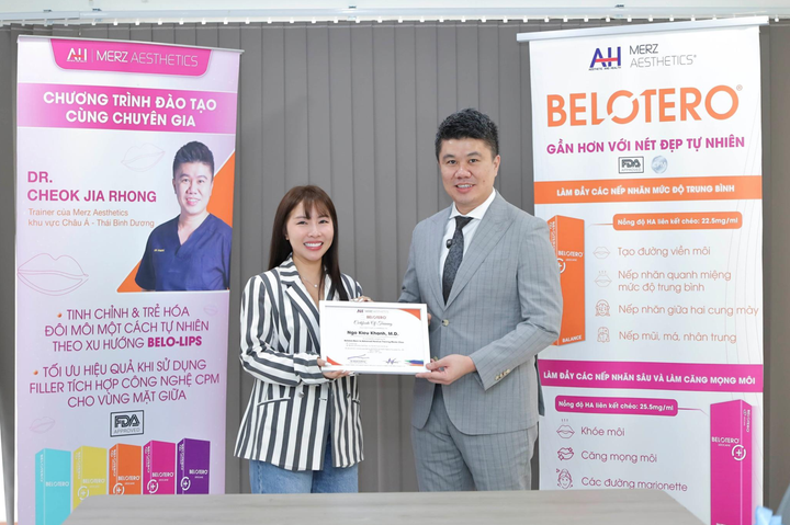 Đại diện KMED cùng Dr. Cheok Jia Rhong trong buổi huấn luyện thực hành đặc biệt.