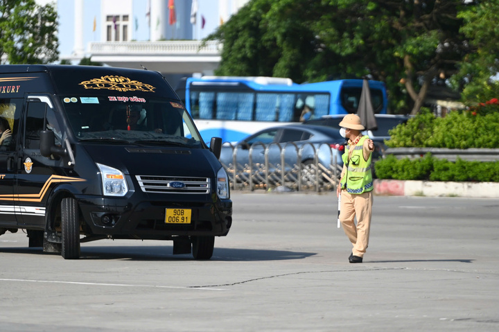 CSGT làm nhiệm vụ điều tiết, chỉ huy giao thông, không dừng phương tiện. (Ảnh minh hoạ)