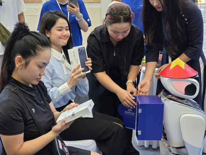 Robot giao iPhone 17 Series mới, màu cam vũ trụ cháy hàng