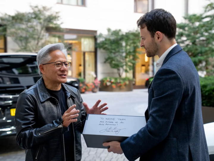 CEO Nvidia Jensen Huang trao món quà đặc biệt cho đội ngũ Wayve. (Nguồn: Getty Images)
