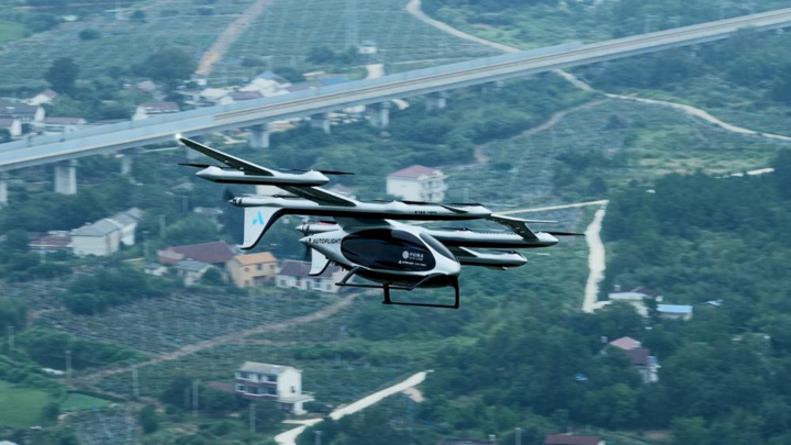 Chiếc eVTOL hạng 2 tấn chở 200 kg nước ép việt quất và bưu kiện SF Express. (Nguồn: Chinadaily)