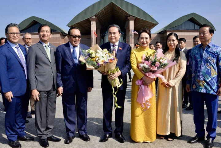 Chủ tịch Thượng viện Malaysia Dato’ Awang Bemee Awang Ali Basah ra sân bay tiễn Chủ tịch Quốc hội Trần Thanh Mẫn cùng Phu nhân và Đoàn đại biểu cấp cao Việt Nam.