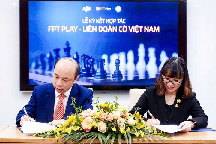 Ông Nguyễn Minh Thắng - đại diện Liên đoàn Cờ Việt Nam và bà Tô Nam Phương - đại diện FPT Play tại buổi lễ ký kết tổ chức giải EChess Open Cup 2025.