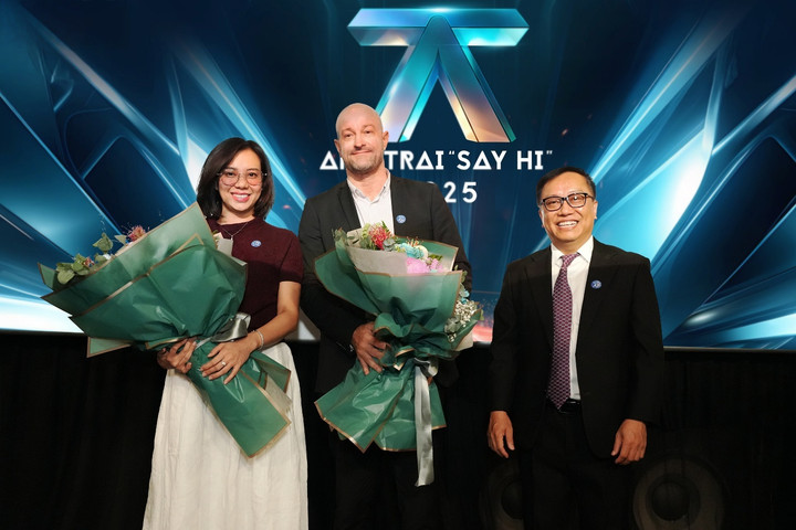 Đại diện chương trình trao hoa cảm ơn sự đồng hành của nhà tài trợ.