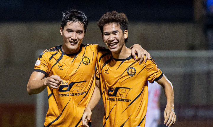 Lê Văn Thuận (bên phải) góp công lớn giúp CLB Thanh Hóa thoát thua.