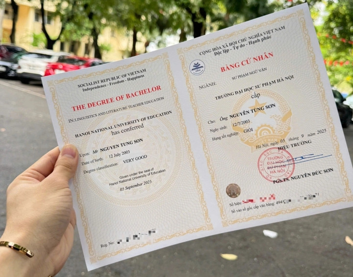 Nam sinh Nguyễn Tùng Sơn tốt nghiệp loại giỏi ngành Sư phạm Ngữ văn với tổng điểm 3,21. (Ảnh: NVCC)