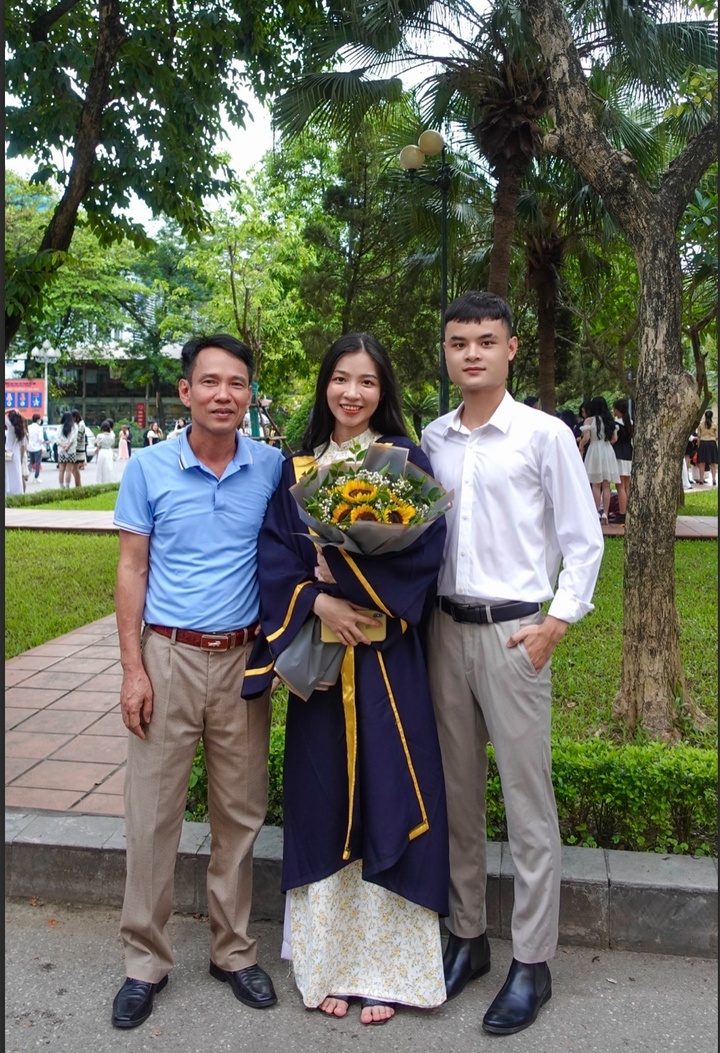 Diệu cùng bố và em trai trong ngày tốt nghiệp cử nhân tại khuôn viên Đại học Sư phạm Hà Nội, hồi tháng 5/2021.
