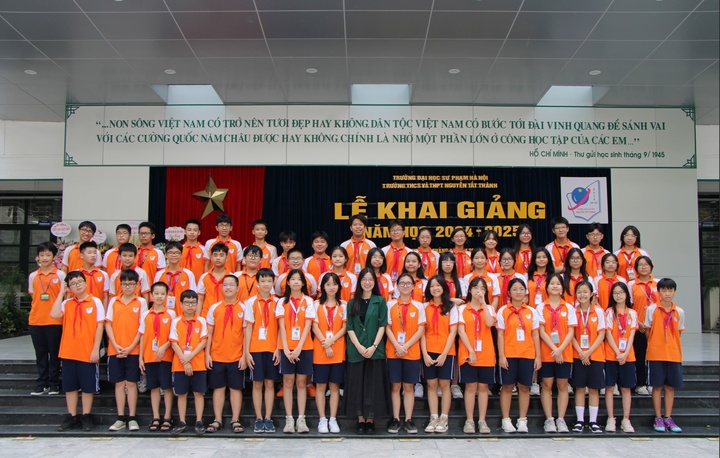 Cô Diệu cùng các học sinh lớp 8A4 trường THCS và THPT Nguyễn Tất Thành trong Lễ khai giảng, năm học 2024 - 2025.