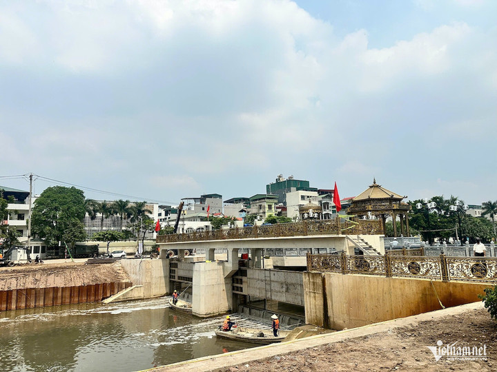 Ngoài nguồn nước từ Hồ Tây, hôm nay sông Tô Lịch được bổ cập thêm nước từ Nhà máy xử lý nước thải Yên Xá. Ảnh: N. Huyền