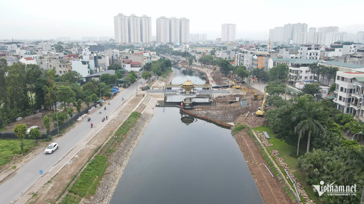 Với 2 nguồn nước bổ cập song song sẽ giúp duy trì dòng chảy liên tục trên sông Tô Lịch. Ảnh: N. Huyền