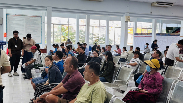 Nhiều khách ngồi chờ đến lượt mua vé tàu Tết 2026 tại ga Hà Nội.