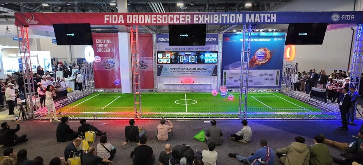 Một trận đấu bóng đá bằng Drone tại CES 2024. (Nguồn: FIDA)
