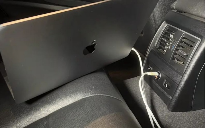 Nhiều mẫu laptop có thể kết nối và sạc qua đầu USB-C song tốc độ không quá nhanh. (Ảnh: BI)
