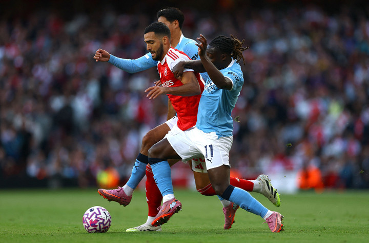 Arsenal gặp khó khi Man City chủ động phòng ngự. (Ảnh: Reuters)