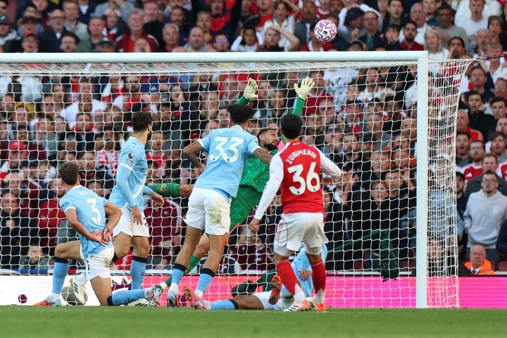 Bóng vượt khỏi tầm với của Donnarumma thì cú sút của cầu thủ Arsenal lại không trúng đích. (Ảnh: Reuters)